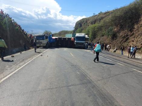 A tanker ferrying oil lost control and overturned at Kikopey, spilling the oil on the Carriageway on Friday, April 29, 2022.