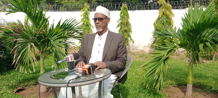 Veteran politician Hussein Mohamed speaking to journalists at his Garissa residence.