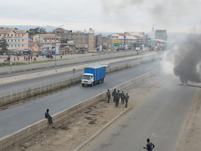 Police officers repulse antigovernment demonstrators along Nairobi - Mombasa highway in Mlolongo, Machakos County on July 16, 2024.